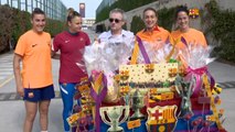 Las jugadoras del Barça reciben las monas de Pascua