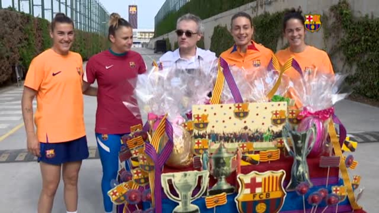 Las jugadoras del Barça reciben las monas de Pascua