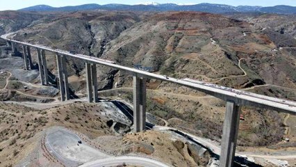 Bakan Karaismailoğlu: "Eğiste Viyadüğü, ülkemizin tarihine geçecek ve simge yapılarımızdan biri olacak"