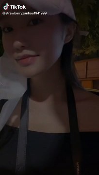 Sau ảnh căng đét đi đám cưới chung, Văn Hậu - Doãn Hải My tiếp xài phụ kiện đôi