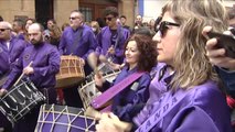 La tradicional tamborrada de Viernes Santo de Calanda (Teruel) alcanza hoy los 120 decibelios