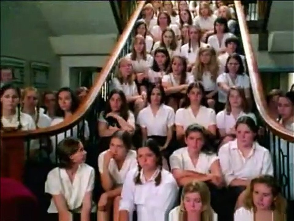 Les filles font la loi Bande-annonce VO