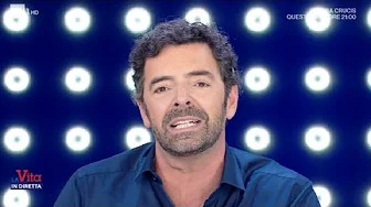 Alberto Matano chiude la diretta con un lieto annuncio: "Ecco chi sta per sposarsi" Non ha fatto sol