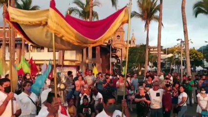 Download Video: Oración con el “Santísimo” en los arcos del Malecón | CPS Noticias Puerto Vallarta