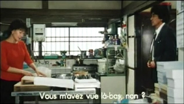 De l'eau tiède sous un pont rouge Extrait vidéo VO