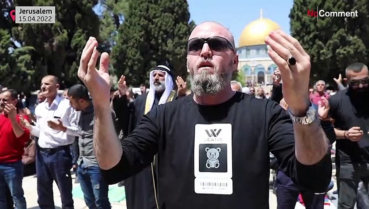 شاهد: أكثر من 60 ألف مصلٍ بالمسجد الأقصى بعد اشتباكات عنيفة مع قوات الأمن الإسرائيلية