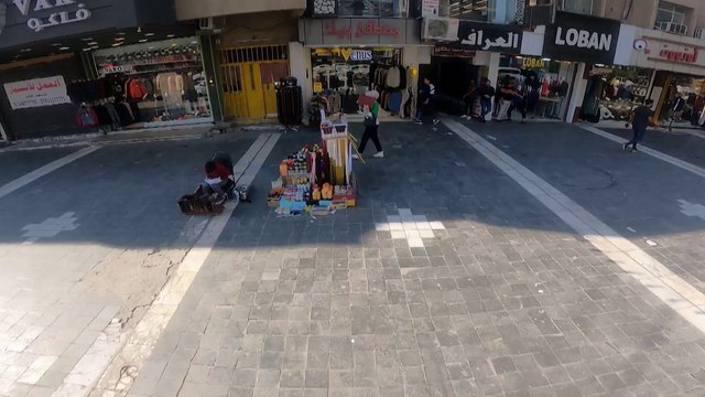 طفل صغير يبيع المناديل في الشارع يطلب من الناس شرح له شيء في كتاب دراسي فكيف سيكون رد الفعل؟ الصدمة غداً الساعة 6:45 على MBC العراق