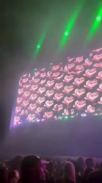Louane regarde la prestation de Stromae au festival de Coachella. Le 16 avril 2022.