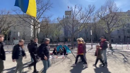 Rus kadınlar Rusya'nın Berlin Büyükelçiliği önünde Ukrayna için açılık grevinde