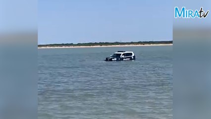Un coche de la Policía Nacional acaba en el mar en una playa de Sanlúcar de Barrameda