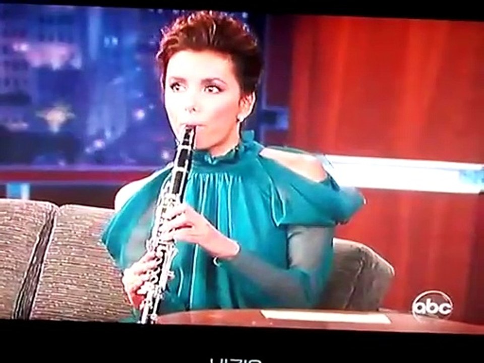 Eva Longoria à la clarinette