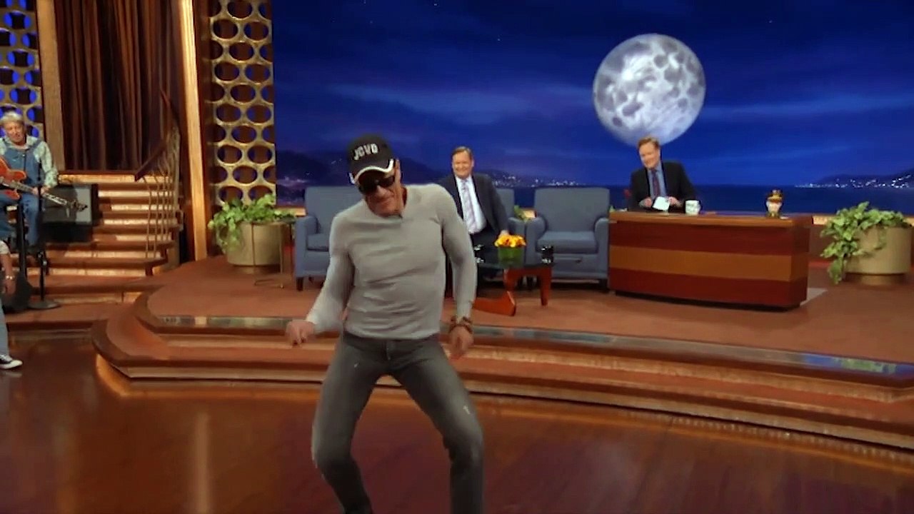 JCVD refait la danse de Kickboxer !