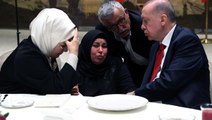 Cumhurbaşkanı Erdoğan ve eşi Emine Erdoğan şiddet mağduru kadınlarla iftar yemeğinde buluştu! Bir kare yürek parçaladı