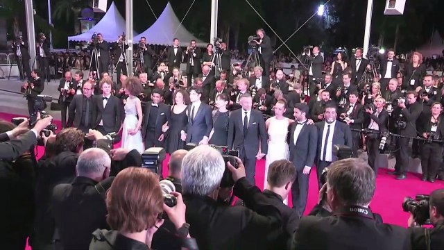Cannes 2015 - Vincent Cassel et l'équipe de Mon Roi sur le tapis rouge le 17 mai