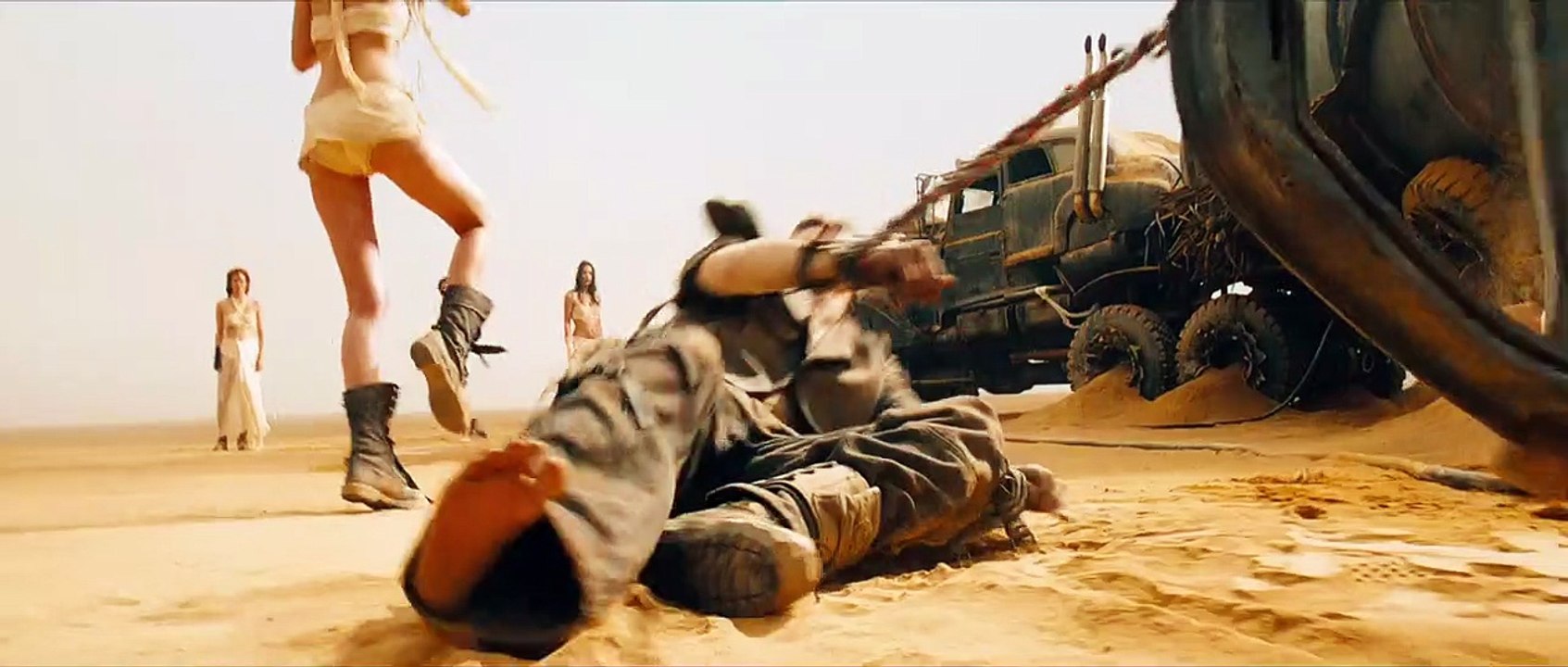 Mad Max : Fury Road - EXTRAIT 1 VOST "Enchaîné"