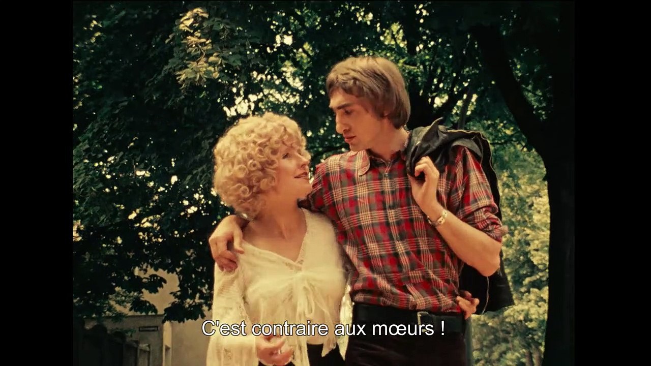 Huit heures ne font pas un jour Bande-annonce VO