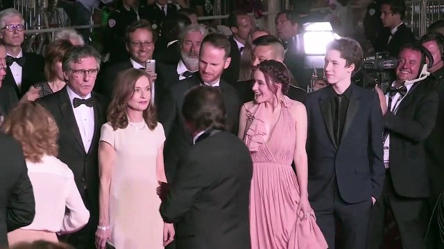 Cannes 2015 - Isabelle Huppert et l'équipe de Plus fort que les bombes sur les marches du 18 mai