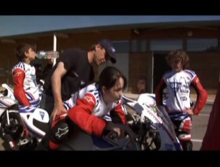 Portrait de groupe avec enfants et motocyclettes Bande-annonce (2) VF