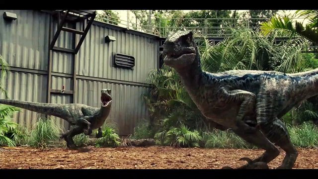 Jurassic World - EXTRAIT VF Owen sauve un jeune homme des Raptors