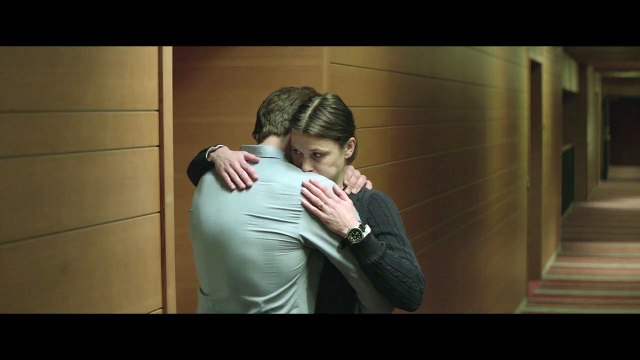 Snow Therapy - EXTRAIT VOST Discussion dans le couloir