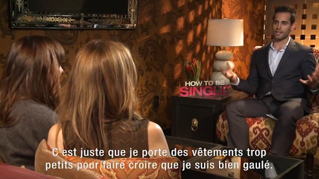 Dakota Johnson et Leslie Mann déshabillent un journaliste