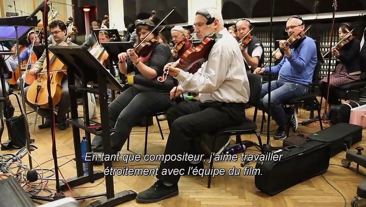 Premier Contact BONUS VO "Un travail collectif"