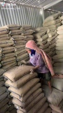 Clip cụ bà 60 tuổi vẫn phải lao động vất vả khiến dân mạng xót xa