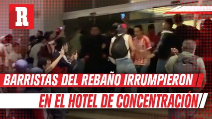 Afición de Chivas revienta los vidrios del hotel de concentración
