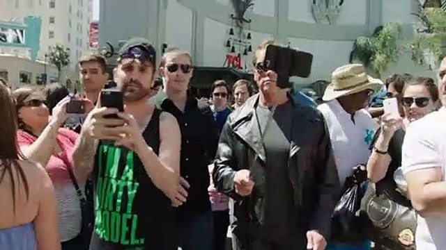 Arnold Schwarzenegger piège ses fans, déguisé en Terminator