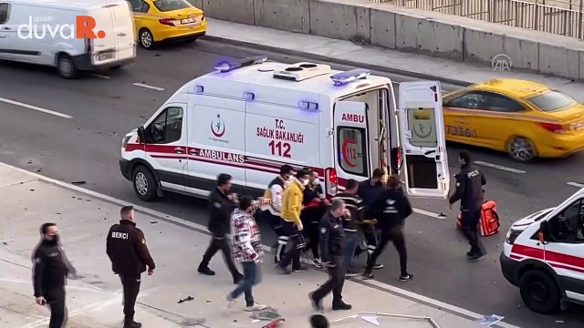 Maltepe'de üst geçidin ayağına çarpan otomobil ikiye ayrıldı: Sürücü ağır yaralandı