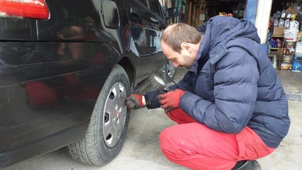 15 yıldır görmeden lastik tamir ediyor