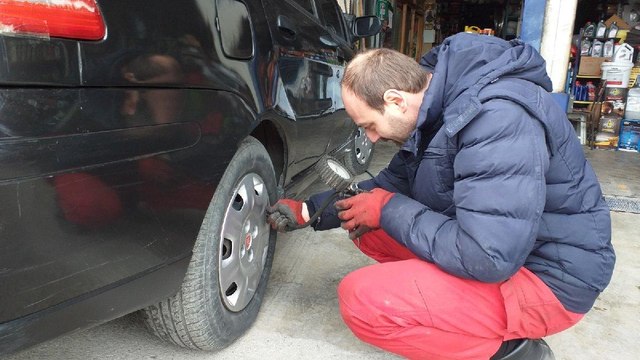 15 yıldır görmeden lastik tamir ediyor