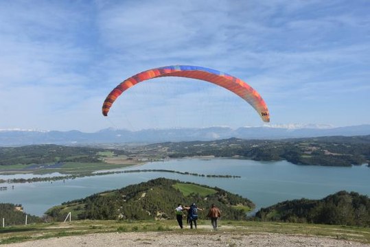 Yetim çocuklar yamaç paraşütü heyecanı yaşadı