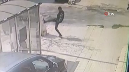 Sokak magandası, elektrik panosunu bir tekmede devirdi