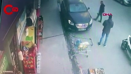 Trafikte akılalmaz an! Baltayı çıkardı, üzerine yürüdü