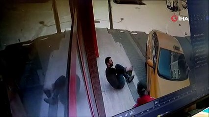 Kayan aracı elleriyle durdurmak isterken...