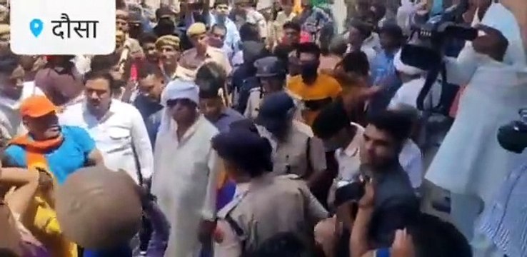 VIDEO : सांसद किरोड़ी लाल मीणा को प्रदर्शन के दौरान आया गुस्सा, पुलिस अधिकारी पर फूटा