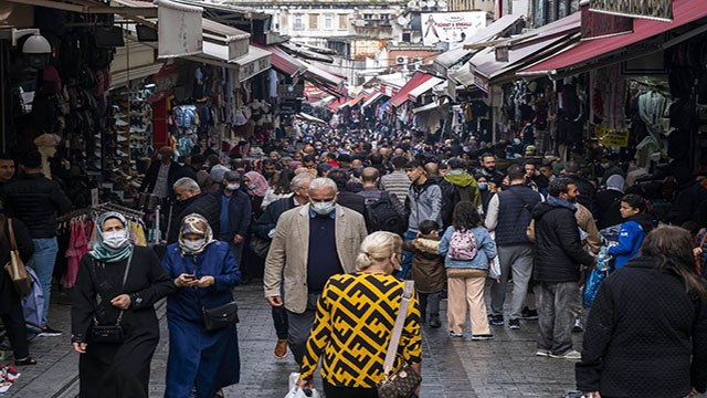 Bilim Kurulu Üyesi Özlü: Açık havada maskenin anlamı kalmadı