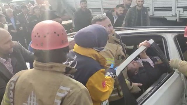 Sultangazi'de can pazarı; sürücüyü kurtarmak için zamanla yarıştılar