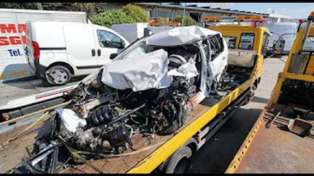 Frontale all'alba sulla Castellana, auto contro un camion: ferite due sorelle, una è gravissima Foto