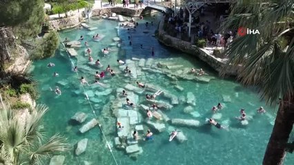 Baharın kendini hissettirdiği Pamukkale'de turist yoğunluğu