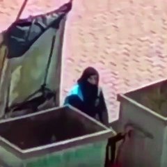 Kağıt toplayıcısı anne çocuğunu çöpe gerdirdiği ipte salladı