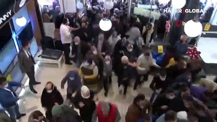 Ucuzluğu duyan vatandaşlar birbirlerini ezdi