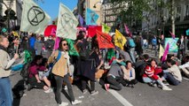 Extinction Rébellion : plusieurs centaines de militants bloquent le boulevard Saint-Denis à Paris