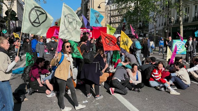 Extinction Rébellion : plusieurs centaines de militants bloquent le boulevard Saint-Denis à Paris