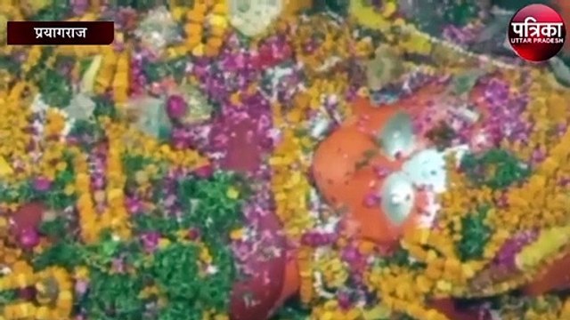 फूलों से सजा लेटे हनुमान जी का मंदिर, श्रद्धालुओं की लगी भीड़
