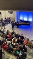 Polícia russa tenta travar concerto de pianista que tocava música ucraniana.