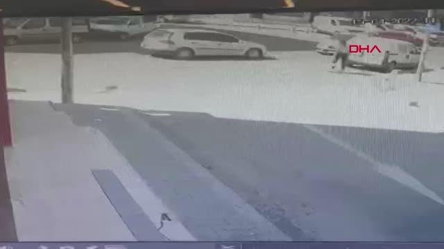 HAREKET EDEN OTOMOBİLİ ÖNÜNE GEÇİP DURDURMAK İSTEDİ; O ANLAR KAMERADA