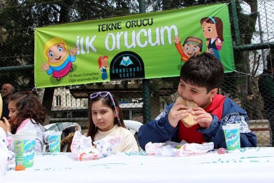 BEYOĞLU'NDA TEKNE ORUCU TUTAN ÇOCUKLAR İFTAR AÇTI