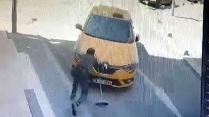 El freni çekilmeyince hareketlenen taksiyi, elleriyle durdurmak istedi!